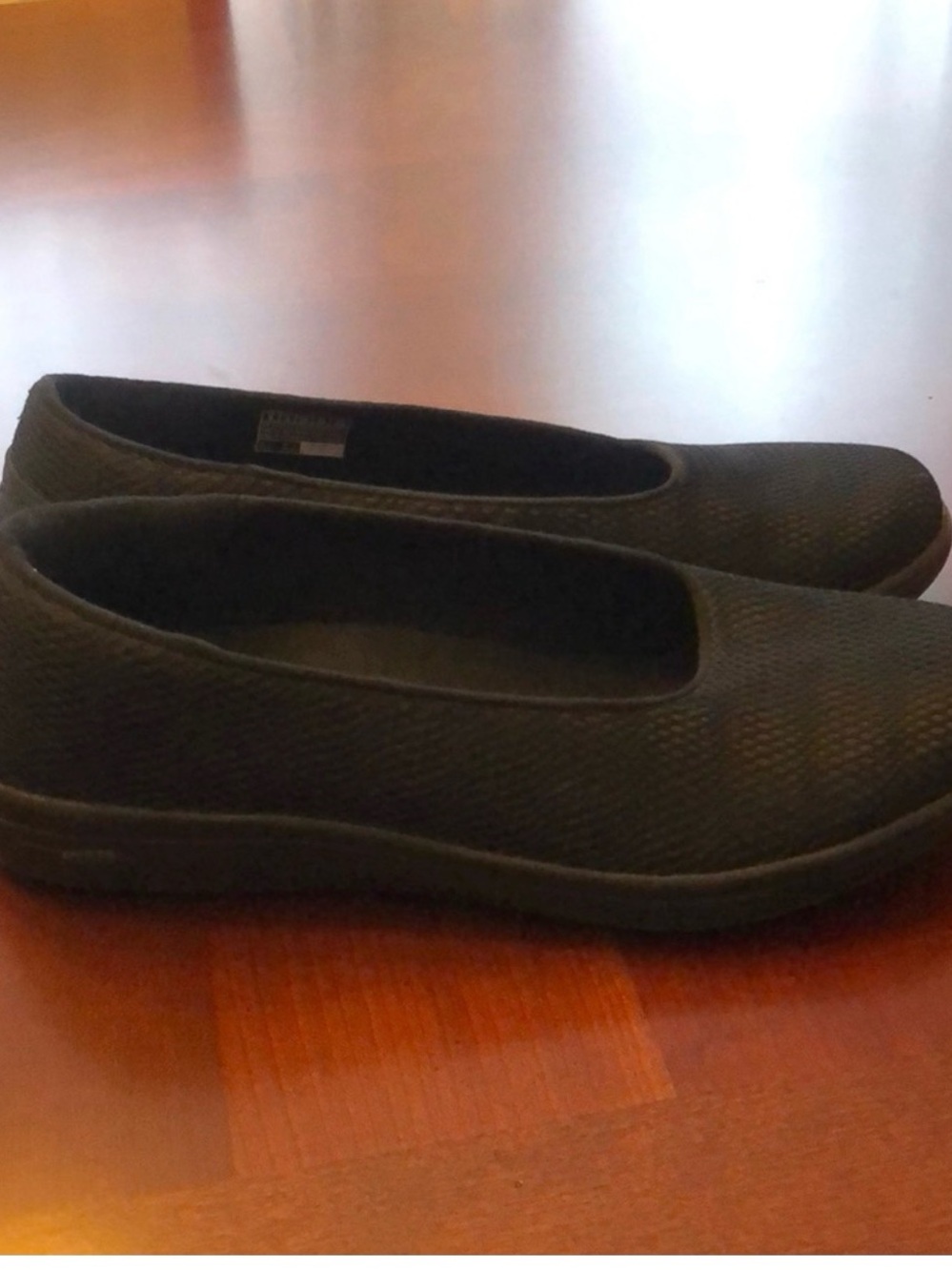 NWOT Women's Black Skechers Arch Fit Slip-On Flats